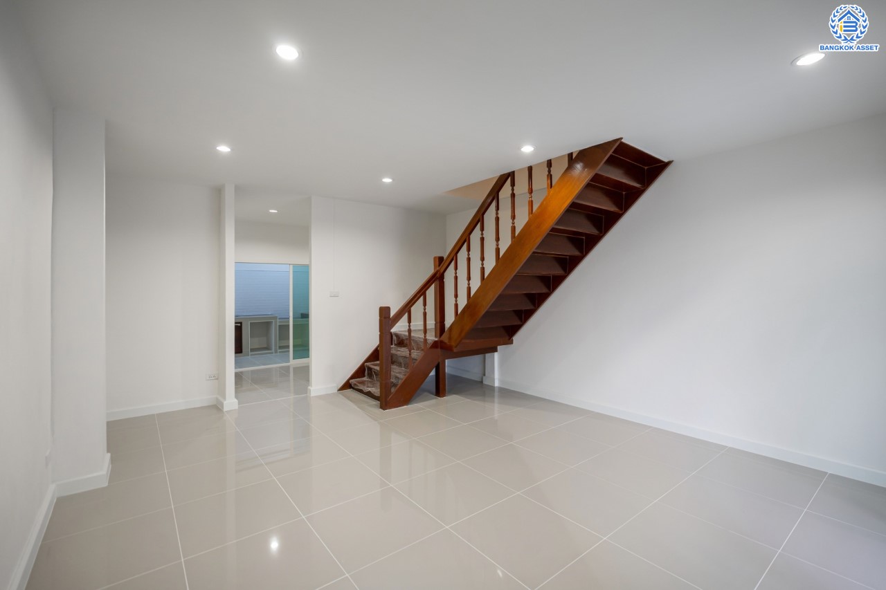 บ้านมือสองตกแต่งใหม่ ม.พิบูลย์การ์เด้นวิลล์ พิบูลย์สงคราม-พระราม5 เนื้อที่ 18 ตร.ว. ฟังก์ชัน 3 ห้องนอน 2 ห้องน้ำ จอดรถได้ 1 คัน บนสุดยอดทำเล! เชื่อมถนนพิบูลย์สงคราม, วงศ์สว่าง, นครอินทร์ และติวานนท์ ใกล้จุดขึ้นทางด่วนศรีรัช-วงแหวนรอบนอก ใกล้รถไฟฟ้า "สถานีแยกติวานนท์"...